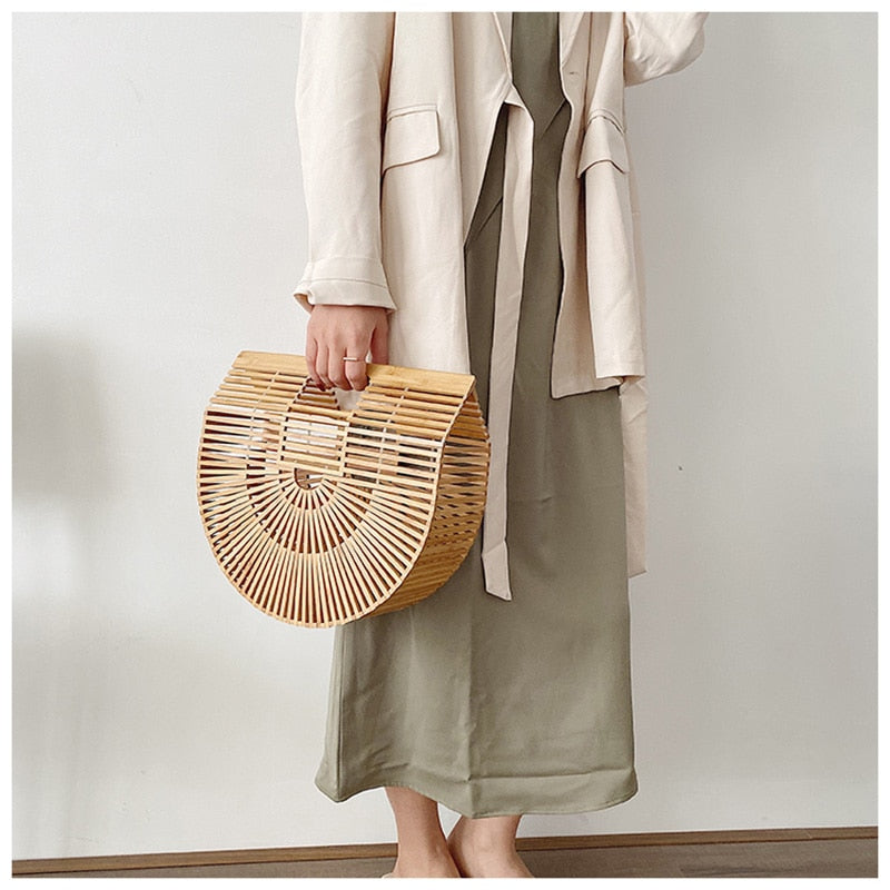 Elegante bolso de mano de bambú tejido
