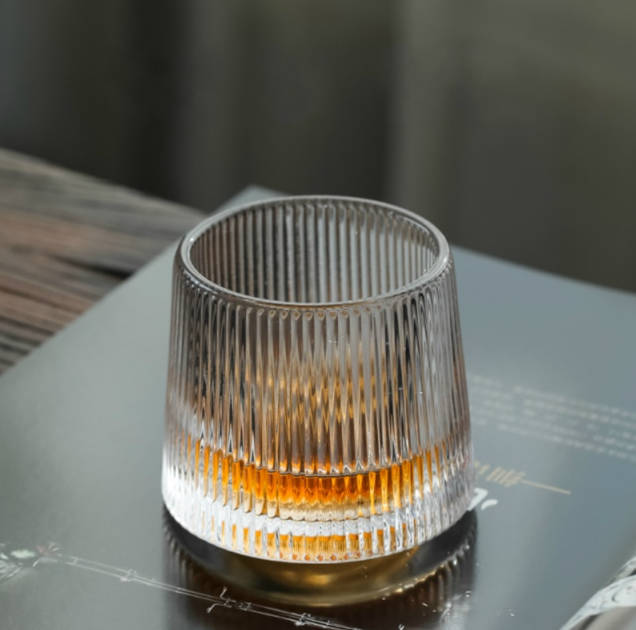 Elegante vaso de whisky con ruedas