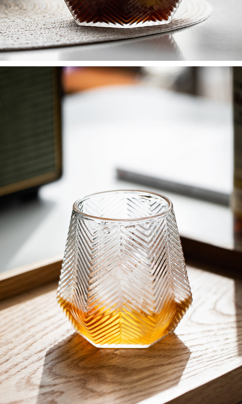 Vaso de whisky con textura hexagonal