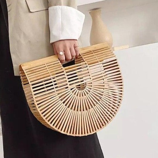 Elegante bolso de mano de bambú tejido