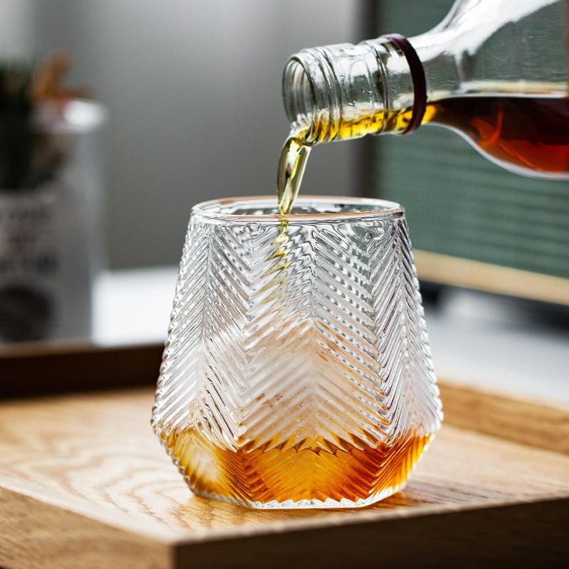 Vaso de whisky con textura hexagonal